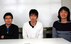 左から佐藤講師、岩崎君、通常指導担当の後藤講師